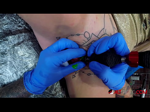 ❤️ E dashura jashtëzakonisht e bërë me tatuazhe, Sully Savage, bëri një tatuazh në klitorisin e saj ❤ Video seksi në sq.rassadakubani.ru ❌️❤